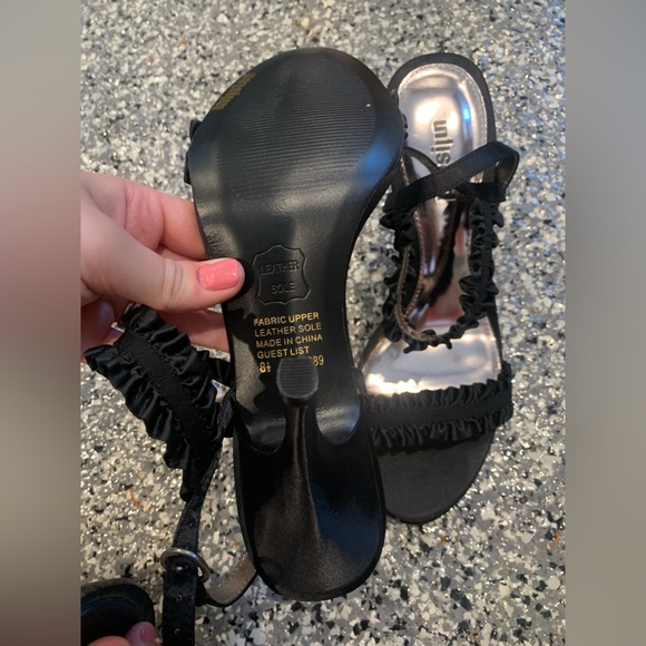 NWOT UNLISTED BY KENNETH COLE BLACK RUFFLE HEELS - Picture 3 of 4